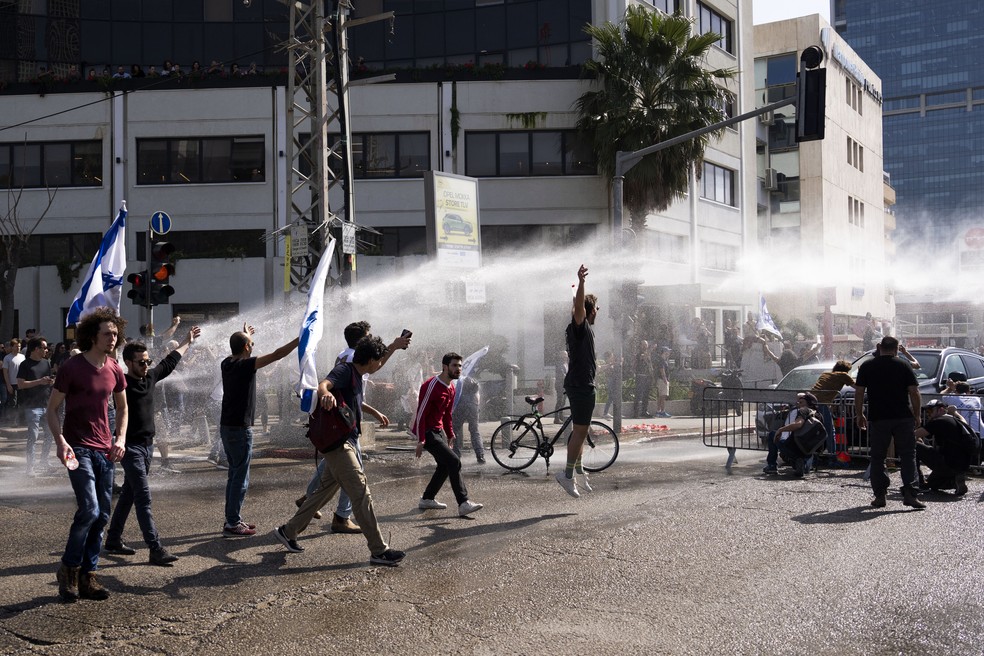 Polícia dispara jatos de água contra manifestantes nas ruas de Israel em 1 de março de 2023 — Foto: Oded Balilty/AP