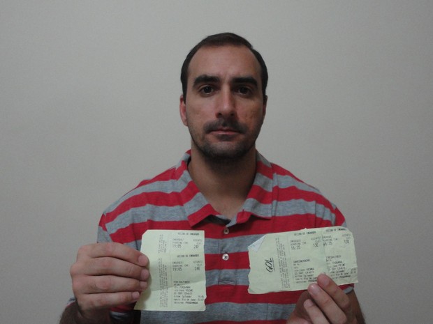 Na foto, Fabio Altomar exibe os bilhetes da fileira 13 &#39;fantasma &#39; (Foto: Reprodução/Arquivo pessoal)