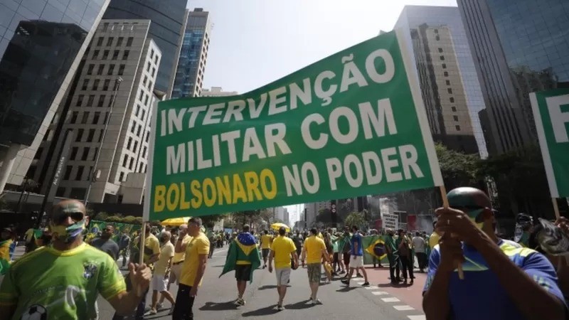 Militantes de direita pedem golpe militar na Avenida Paulista durante manifestações do 7 de setembro (Foto: EPA via BBC News)