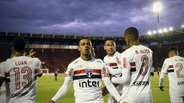 Brenner comemora gol do São Paulo com companheiros