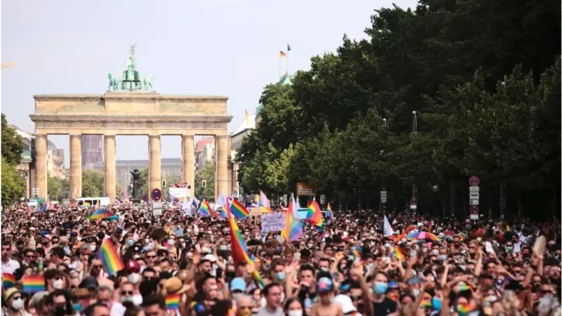 Parada do orgulho LGBTQIA+ de Berlim, conhecida como Christopher Street Day, em julho de 2021 (Foto: Getty Images via BBC News)