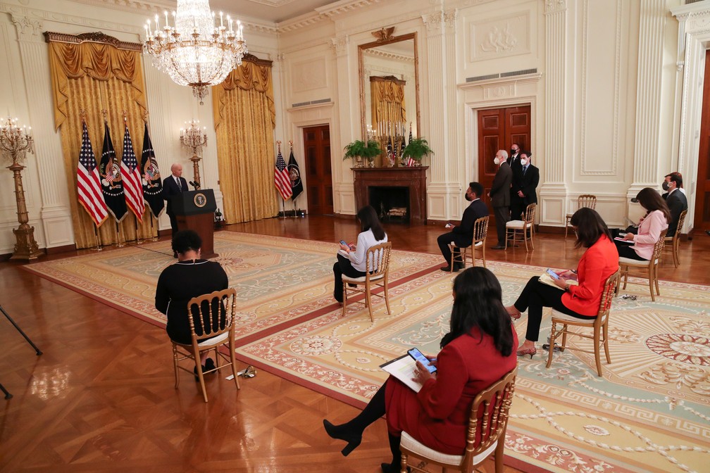 Com cadeiras afastadas, jornalistas acompanham a primeira entrevista coletiva de Joe Biden como presidente dos EUA na Casa Branca nesta quinta-feira (23) — Foto: Leah Millis/Reuters