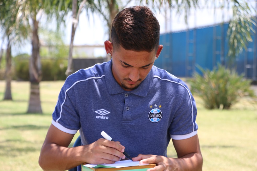 Grêmio encaminha saída de joia com multa de R 480 milhões à Portugal; veja os detalhes