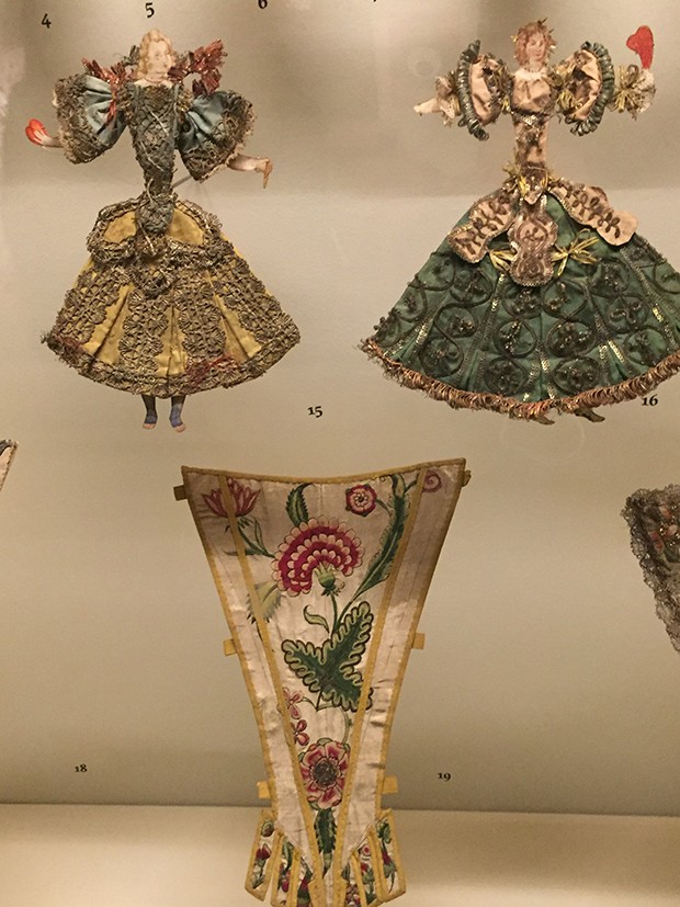 An installation of antique dolls dressed in paper crinolines (Foto: @SuzyMenkesVogue)