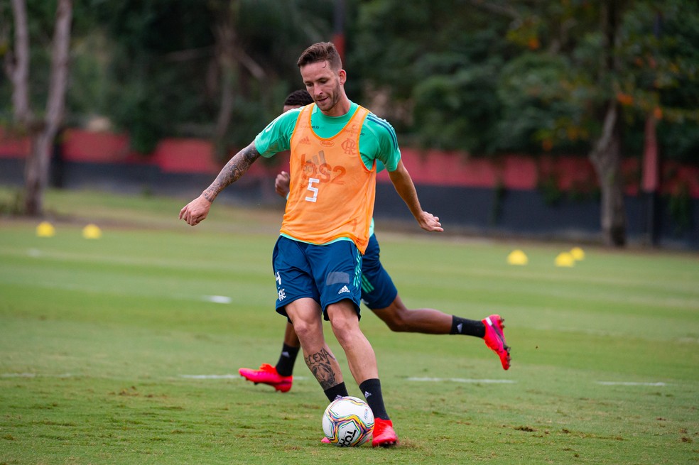 L�o Pereira durante treino do Flamengo no Ninho do Urubu � Foto: Alexandre Vidal/Flamengo