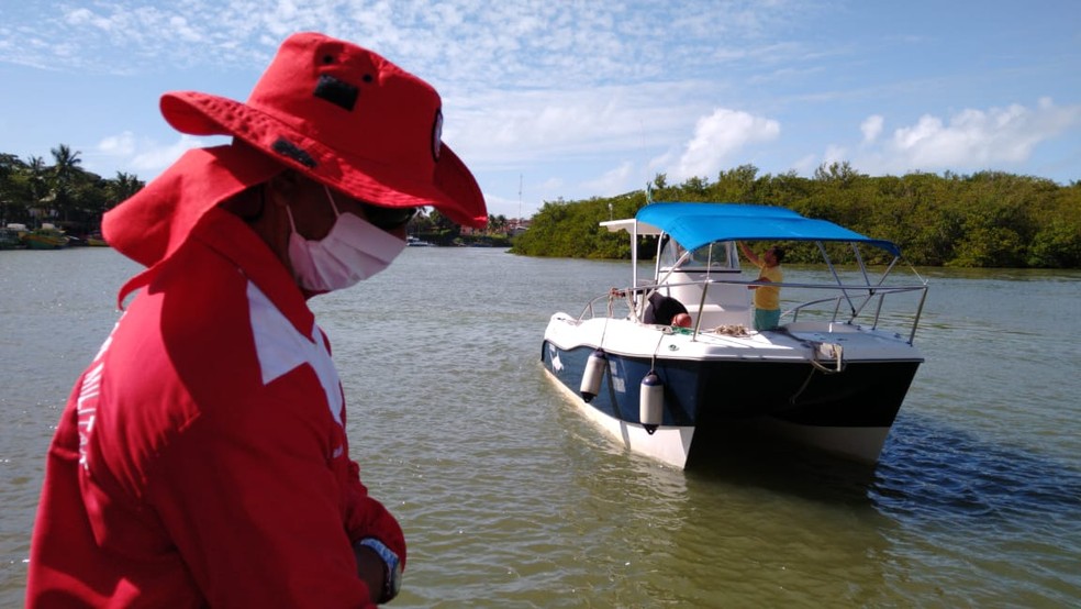 Bombeiros localizam corpo de homem que sumiu no mar em praia de Prado — Foto: Bombeiros militares