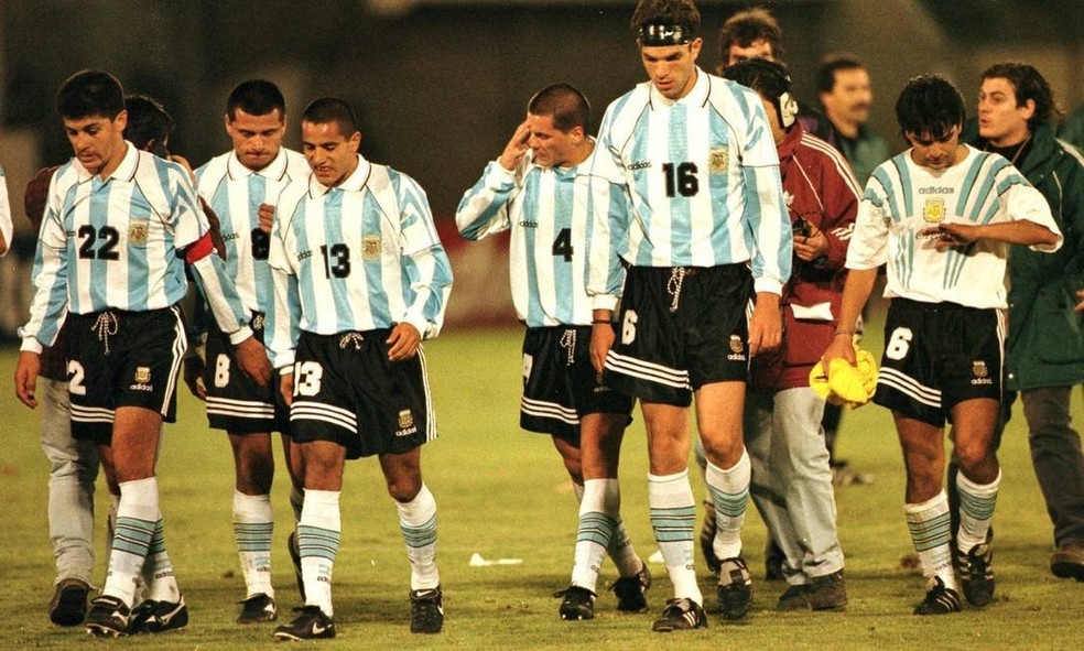A seleção da Argentina em jogo contra o Equador em Cochabamba, na Bolívia, durante a Copa América de 1997  — Foto: Daniel Muzio / AP