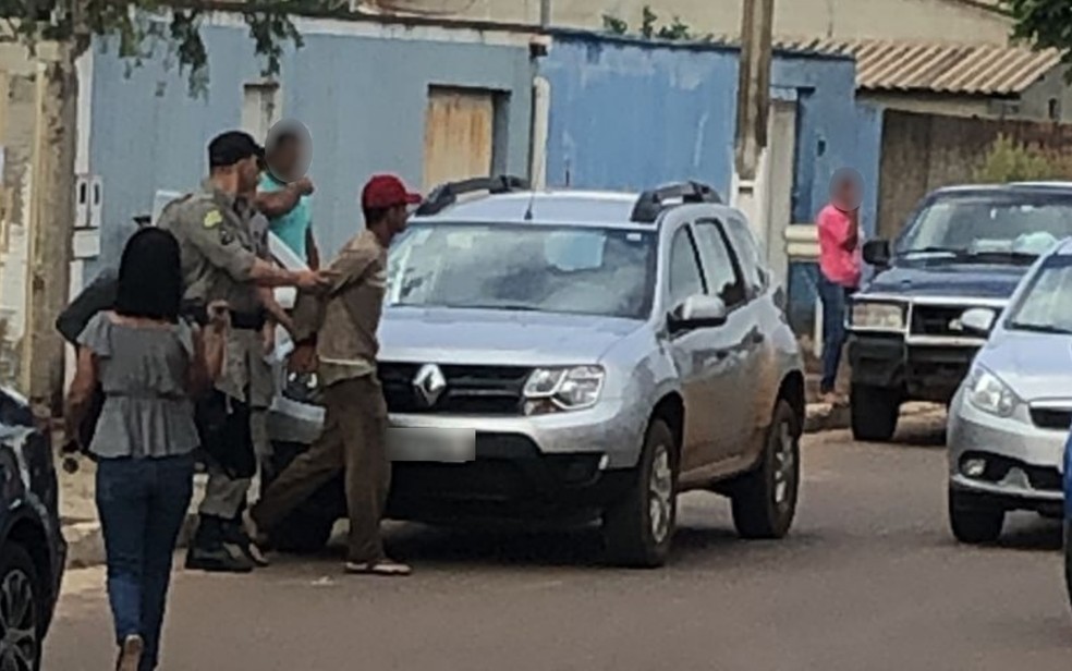 Caseiro suspeito de matar a mulher grávida, enteada e fazendeiro se entrega à polícia em Gameleira de Goiás — Foto: Reprodução/TV Anhanguera