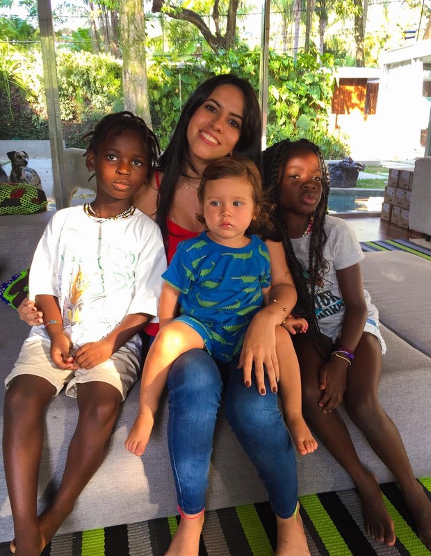 Paula Assumpção, irmã de Bruno Gagliasso, posa com Bless, Zyan e Títi (Foto: Reprodução/Instagram)