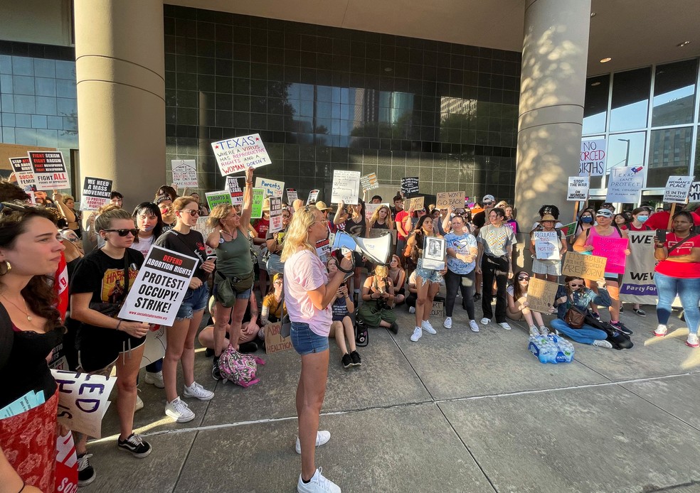 No Texas, mulheres se reúnem para protestar em resposta à decisão da Suprema Corte dos EUA que anula a decisão do direito ao aborto legal.  — Foto: REUTERS/Evan Garcia
