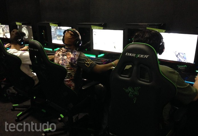 Pessoas foram ao estande da fabricante Razer jogar Counter Strike com equipamentos de alto nível (Foto: Cassio Barbosa/TechTudo)
