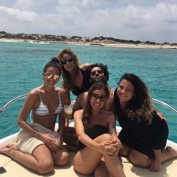Mariana e Bruna com seus assessores de imprensa em Ibiza (Foto: Reprodução/Instagram)