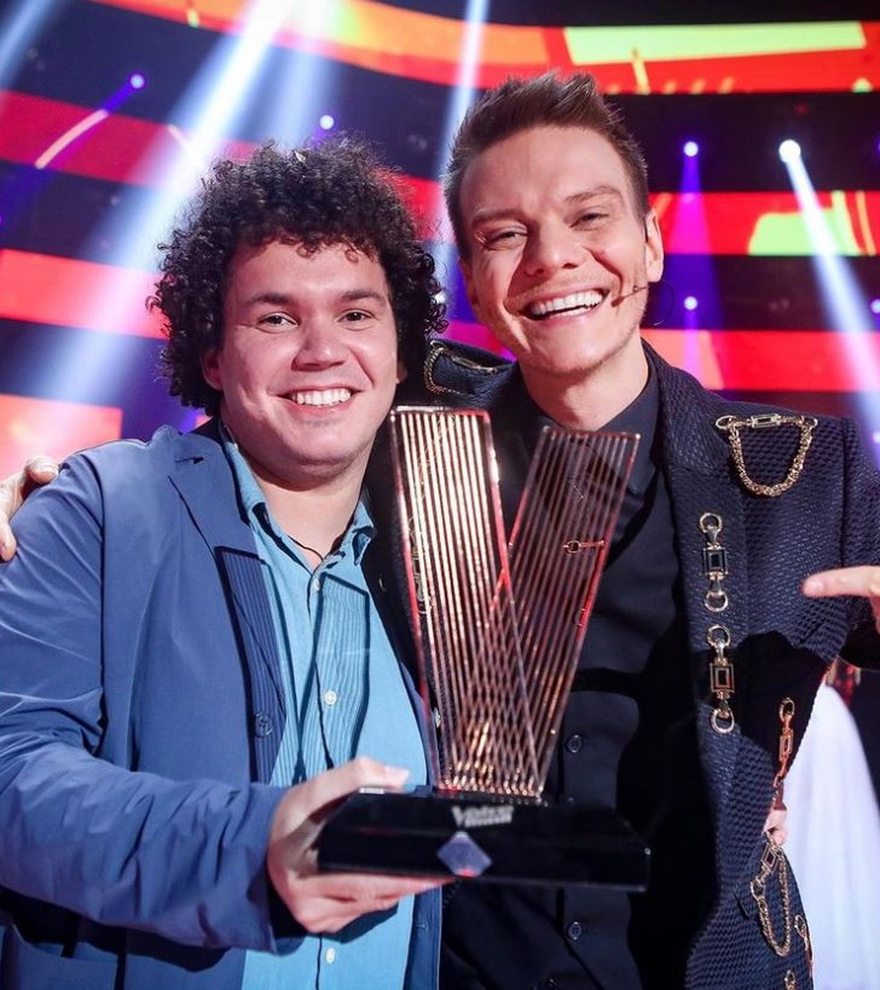 Giuliano, vencedor do The Voice Brasil 2021, e o técnico Michel Teló. — Foto: Reprodução/ Redes Sociais