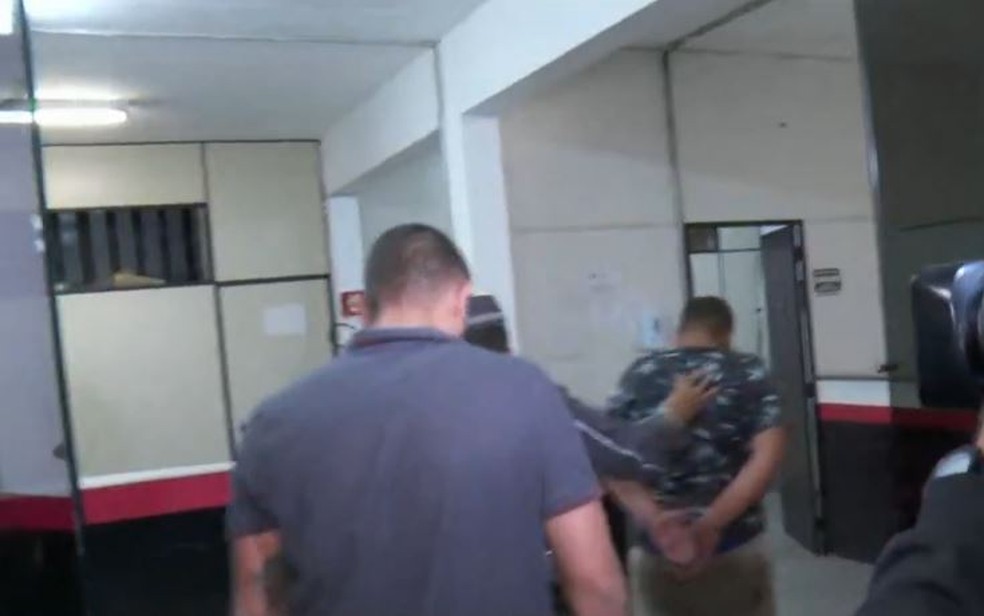 Homem é preso suspeito de matar enteado de 8 anos em Embu das Artes — Foto: Reprodução/TV Globo