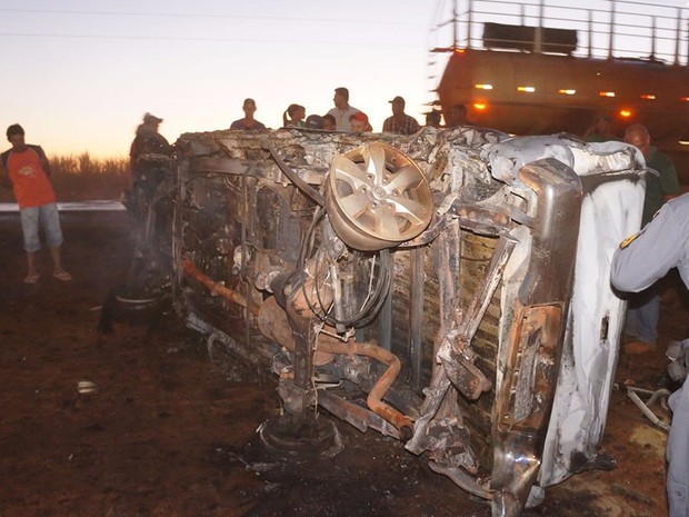 Caminhonete ficou destruída após acidente na BR-364 em Campo Novo do Parecis (Foto: Parecis.net)