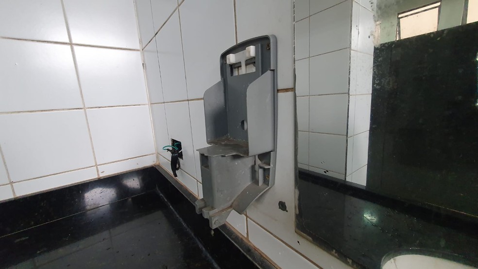 Banheiro feminino do Terminal Rodoviário de Presidente Prudente está danificado — Foto: Heloise Hamada/g1