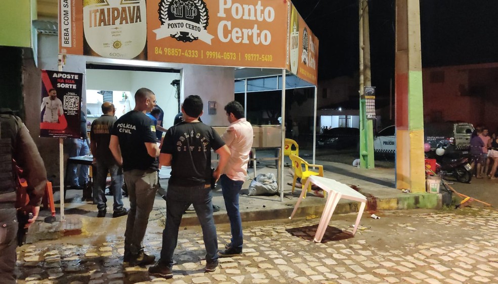 Polícia Civil no bar em que três pessoas morreram e outras três ficaram feridas na noite de domingo (22) em Mossoró — Foto: Marcelino Neto/O Câmera