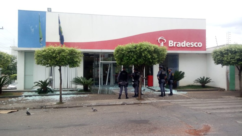 Agência bancária foi alvo de criminosos na madrugada desta quinta-feira (4) no Bairro CPA 2, em Cuiabá — Foto: Brígida Mota/TV Centro América