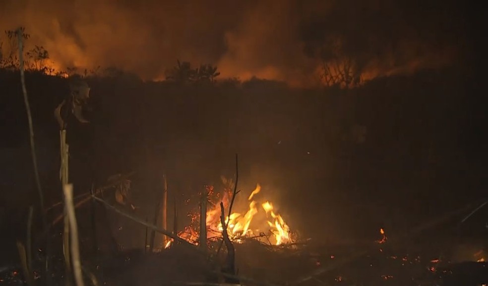 Incêndio na Chapada Diamantina, na noite de quinta-feira (8) — Foto: Reprodução/TV Bahia