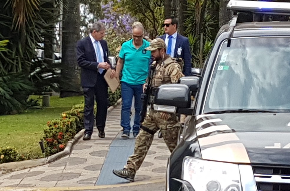 Marcos Valério deixa Superintendência da Polícia Federal, em Belo Horizonte, em agosto, após depoimento em processo de colaboração premiada — Foto: Pedro Ângelo/G1
