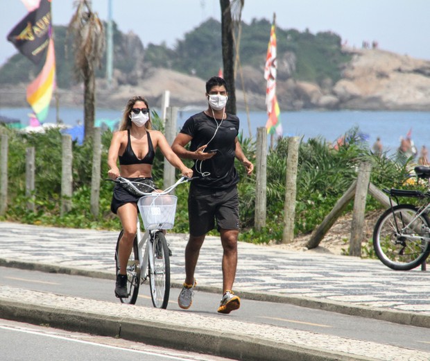 Carol Castro e Bruno Cabrerizo se exercitam juntos na orla do Rio (Foto: Daniel Delmiro/Agnews)
