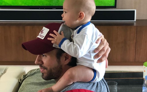 Olé! Enrique Iglesias mostra foto fofíssima com o filho, Nicholas, vendo a Copa do Mundo