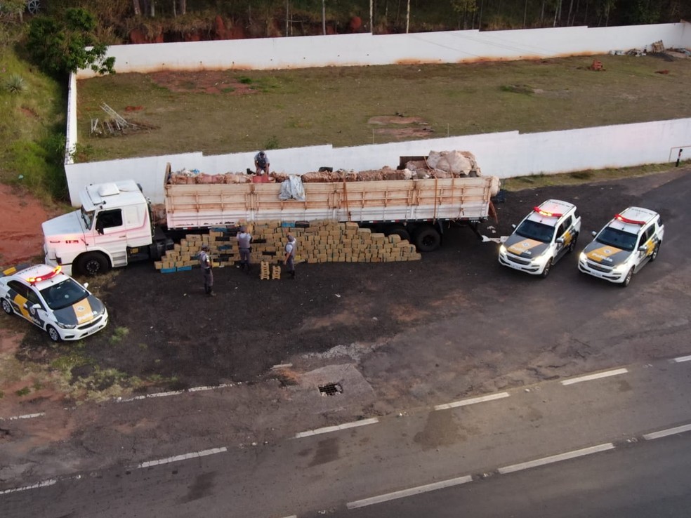 Grande quantidade de droga foi apreendida nesta segunda-feira (3) — Foto: Polícia Rodoviária 