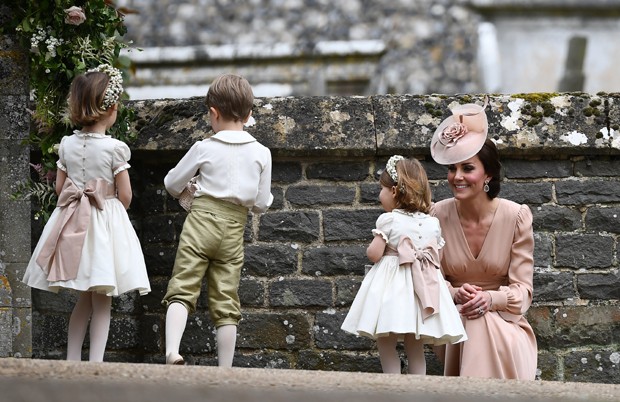 Kate Middleton observa a filha caçula, Charlotte (Foto: Getty Images)