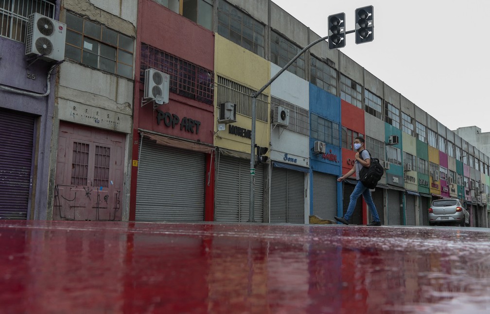 6 de março - Comércio fechado na região central da cidade de São Paulo durante início da fase vermelha em todo o estado, devido ao aumento de casos de covid-19 — Foto: Miguel Schincariol/AFP