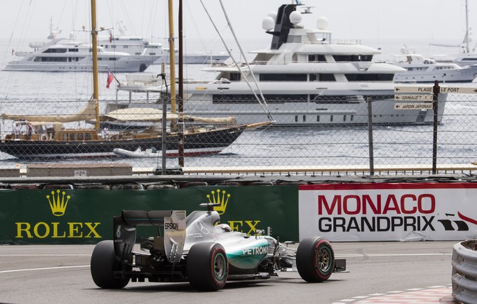 Hamilton larga na pole em Mônaco (Foto: AP Photo/Gero Breloer)