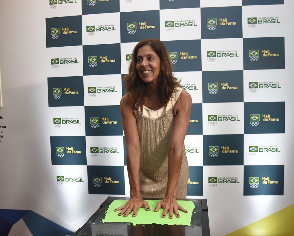 Jackie Silva coloca suas mãos no Hall da Fama do Prêmio Brasil Olímpico — Foto: André Durão