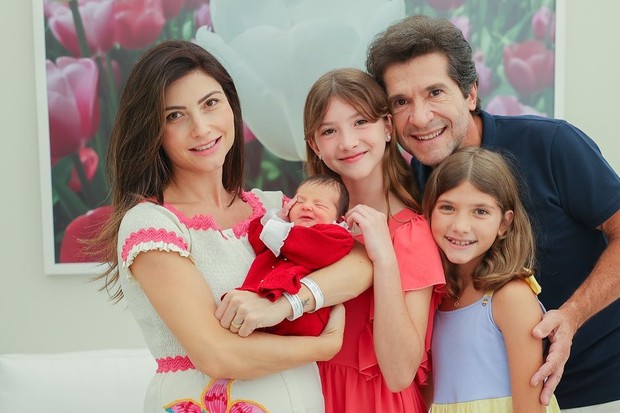 Daniel e Aline de Pádua com as três filhas (Foto: Manuela Scarpa/Brazil News)