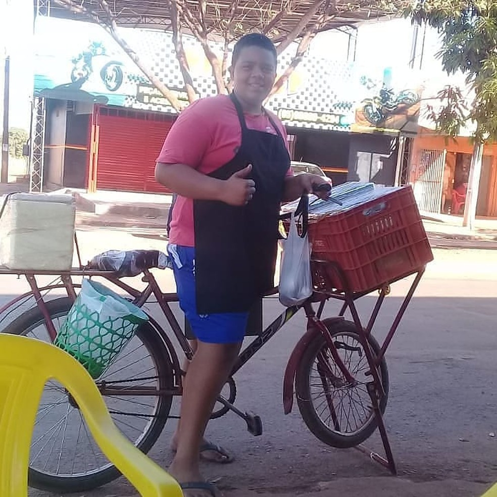 Rafael Henrique vende salgados na rua de bicicleta em Várzea Grande (MT) — Foto: Rafael Henrique/Arquivo pessoal