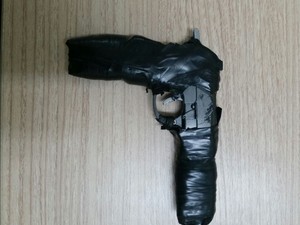 Pai usa arma de brinquedo para ameaçar filha em escola (Foto: Divulgação/PM)