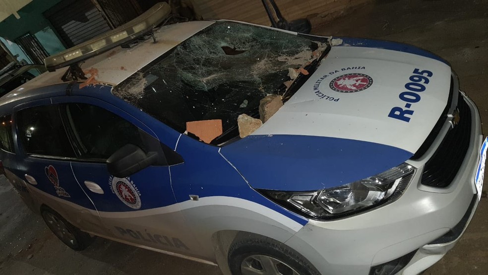 Viatura da Polícia Militar é depredada no bairro da Vila Canária, em Salvador — Foto: Redes Sociais