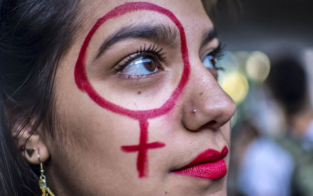Manifestante protesta na Av. Paulista contra projeto que criminaliza todo tipo de aborto (Foto: Cris Faga/Fox Press Photo/Estadão Conteúdo)