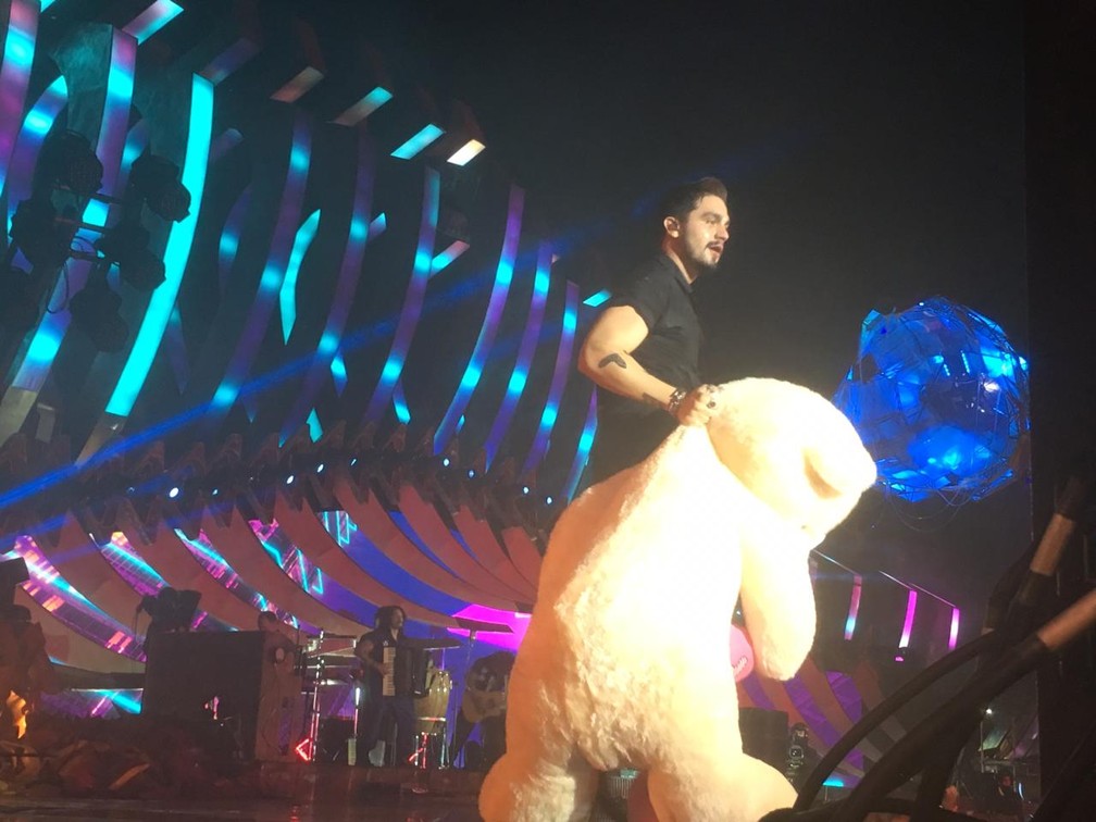 Luan Santana ganhou urso de pelúcio 'gigante' durante gravação de DVD em Salvador — Foto: Maiana Belo/G1