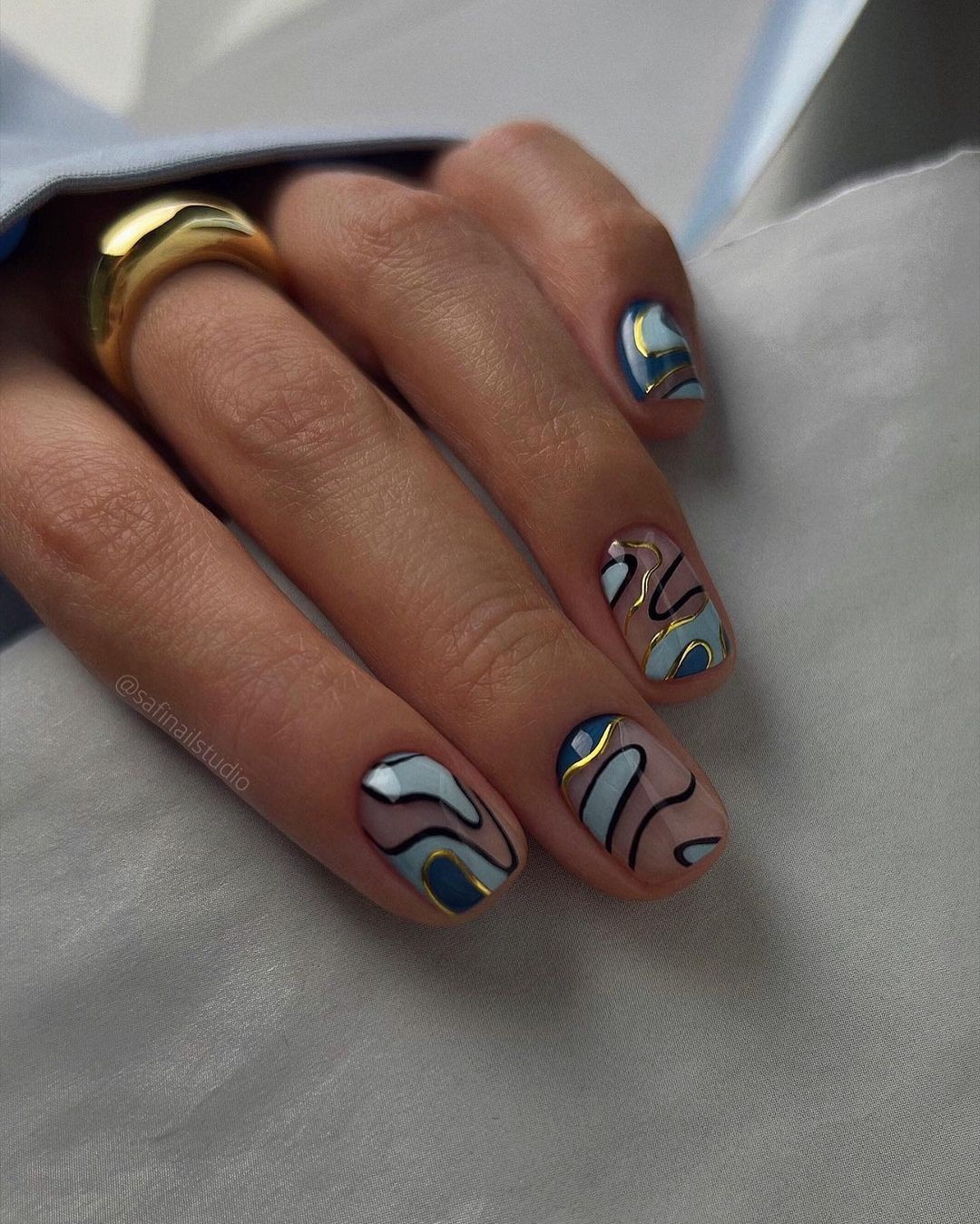 Desenhos abstratos são tendência de nail art (Foto: Reprodução/Instagram)