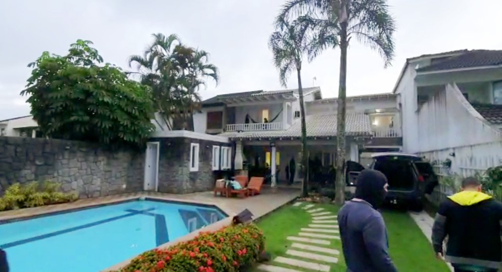 Mansão na Barra onde foi preso Panelada, suspeito de chefiar milícia na Zona Oeste do Rio — Foto: Reprodução/TV Globo