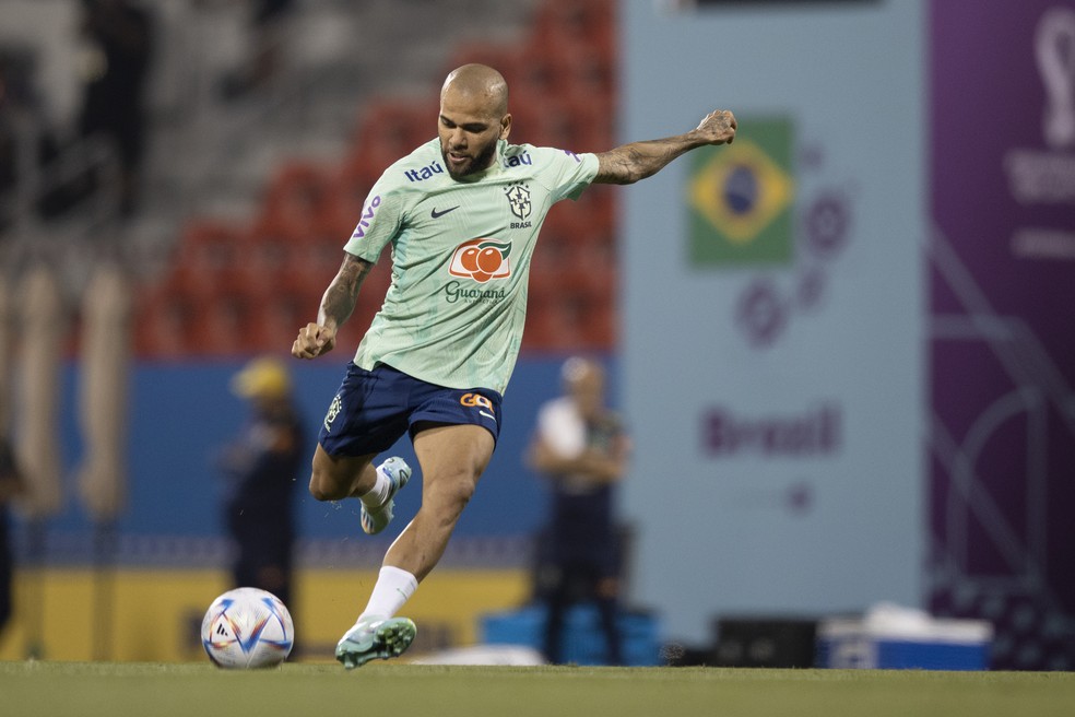 Daniel Alves em treino da Seleção — Foto: Lucas Figueiredo/CBF