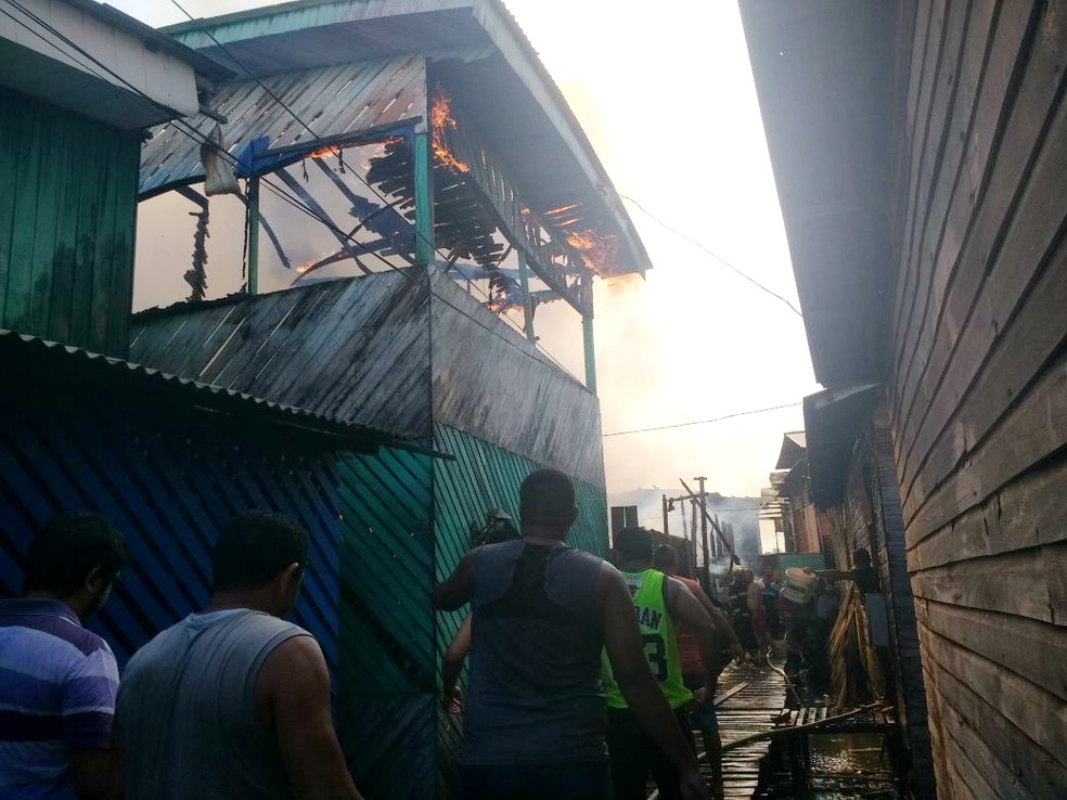 Incêndio destuiu casas no bairro Araxá, na Zona Sul de Macapá, nesta sexta-feira (15) (Foto: Fabiana Figueiredo/G1)
