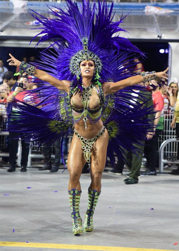 Gracyanne BArbosa no desfile da X-9 Paulistana no Carnaval de 2016 (Foto: AgNews)