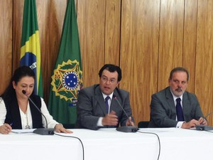 Ministro Eduardo Braga (no centro) em entrevista sobre aumento do etanol na gasolina (Foto: Filipe Matoso/G1)