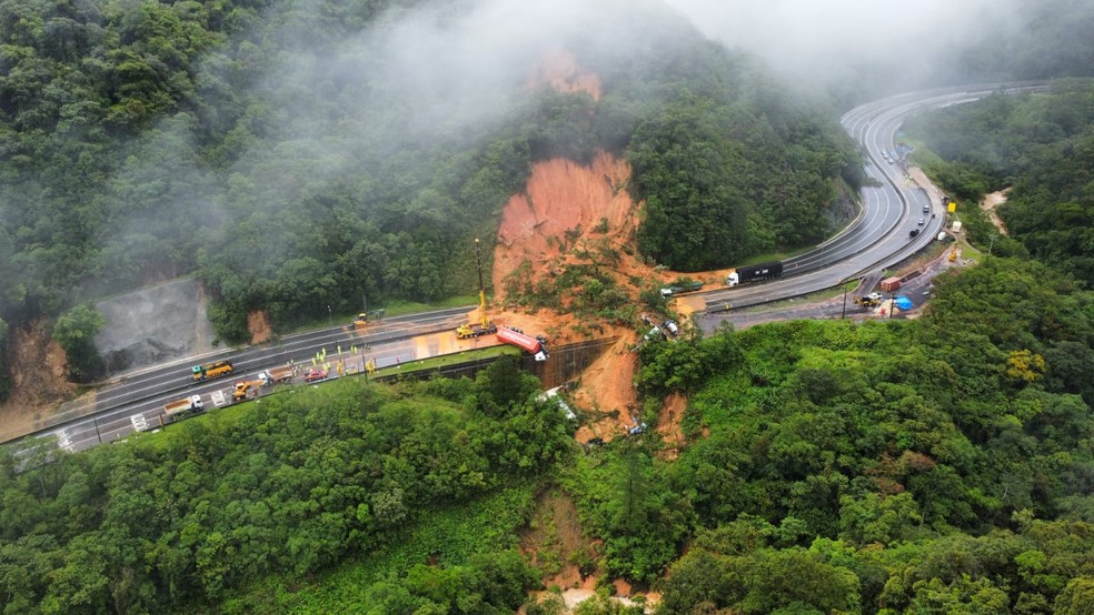 Imagem aérea do deslizamento na BR-376 — Foto: CBMSC/divulgação 