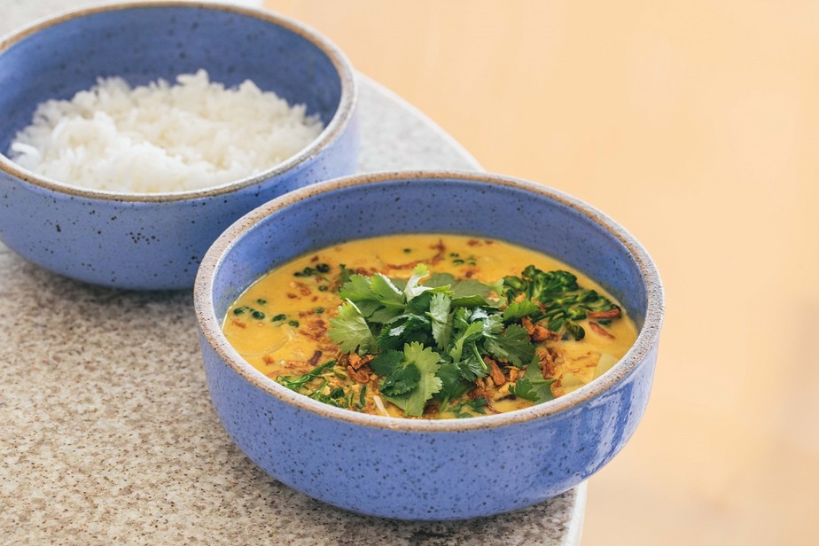 Receita de frango ao curry é servida em bowls com arroz