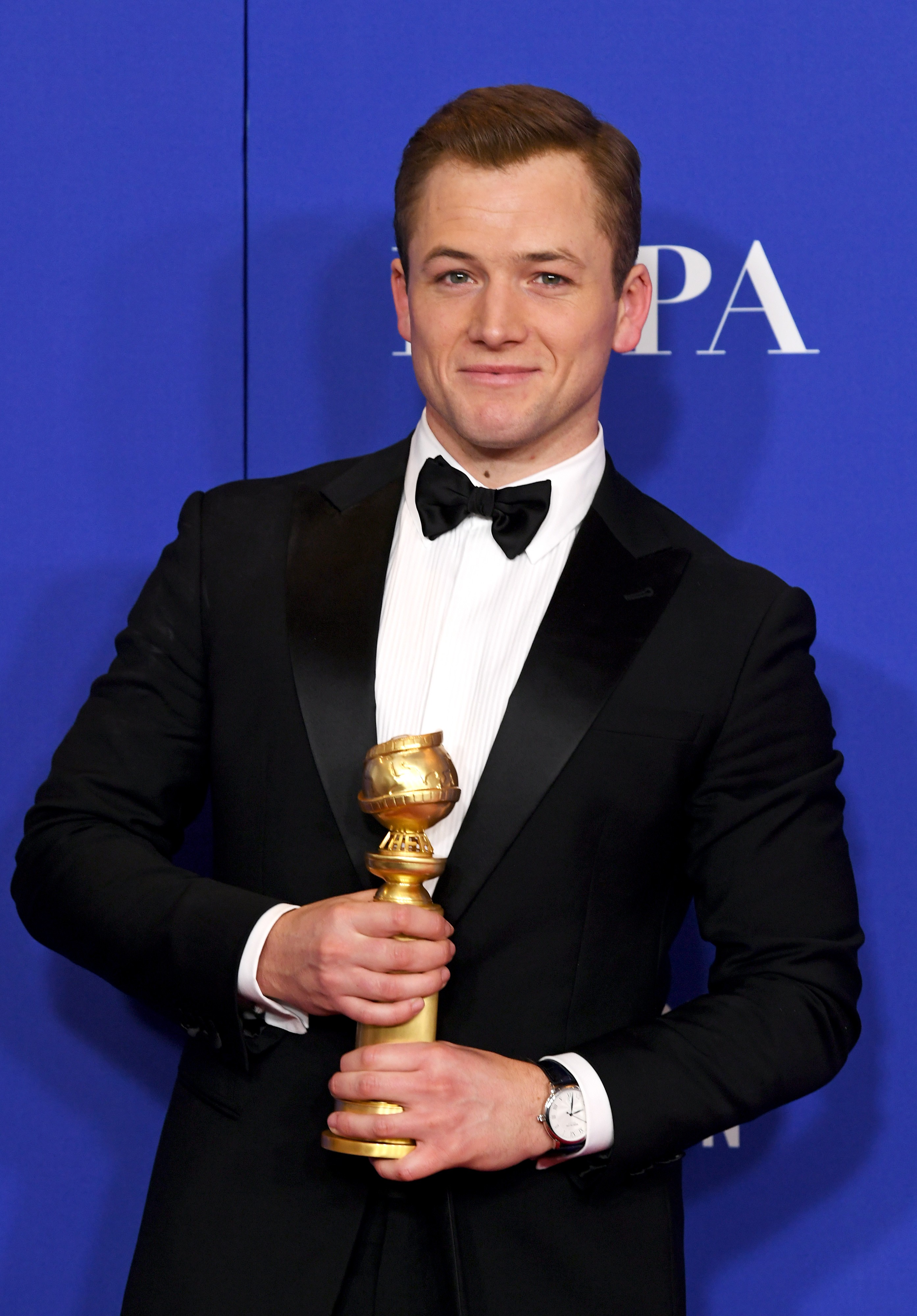 BEVERLY HILLS, CALIFORNIA - JANUARY 05: Taron Egerton, winner of Best Performance by an Actor in a Motion Picture - Musical or Comedy  for Rocketman, poses in the press room during the 77th Annual Golden Globe Awards at The Beverly Hilton Hotel on Januar (Foto: Getty Images)