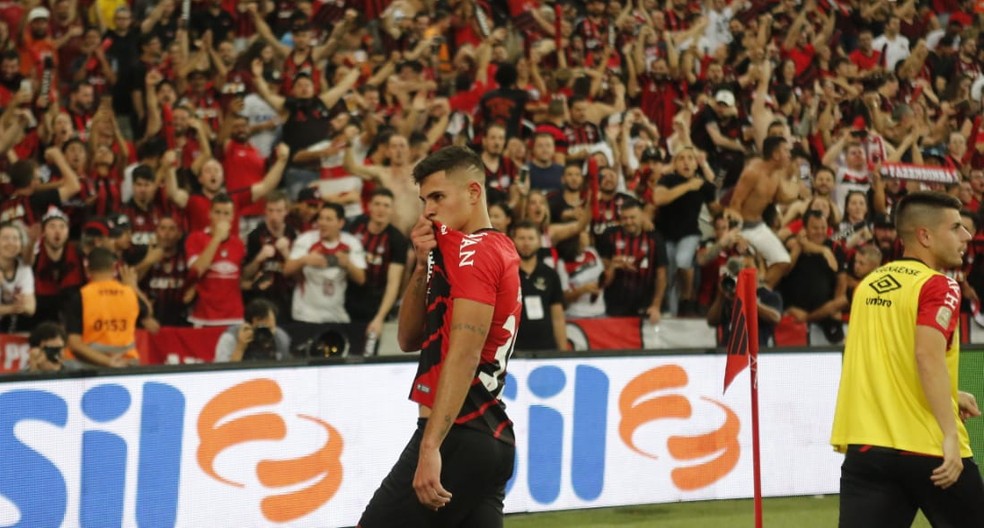 Comemoração com direito à beijo na camisa do Athletico — Foto: Albari Rosa/Gazeta do Povo