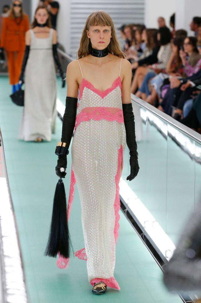 SLip dress com alça espaguete na passarela da Gucci primavera 2020 (Foto: Getty)