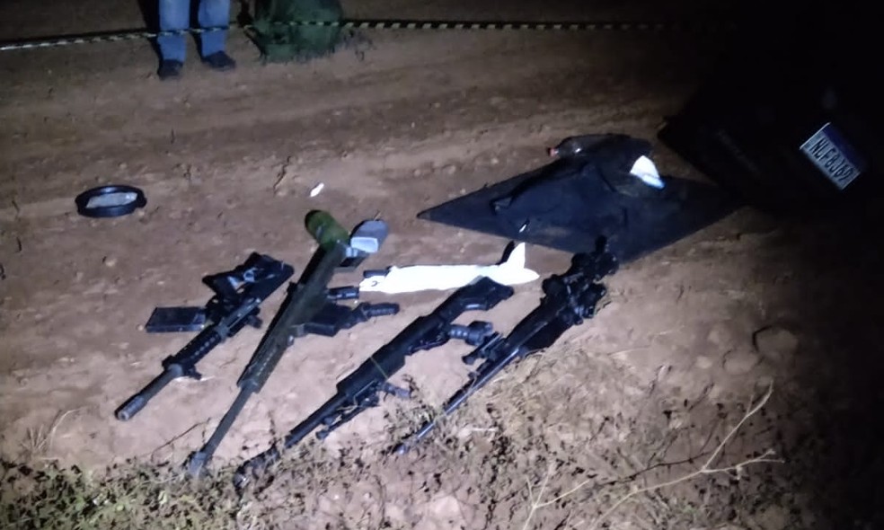 Armas foram encontradas na área rural de Guarapuava — Foto: Divulgação/Polícia Militar