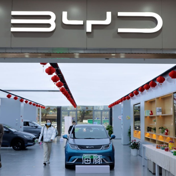 Showroom da BYD, maior fabricante chinesa de carros elétricos, em Changzhou (Foto: Getty Images)
